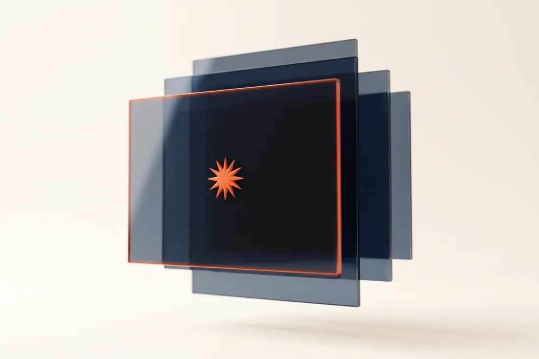 Mehrere durchsichtige dunkelblaue Glasplatten schweben versetzt hintereinander, die vorderste orange umrandet.